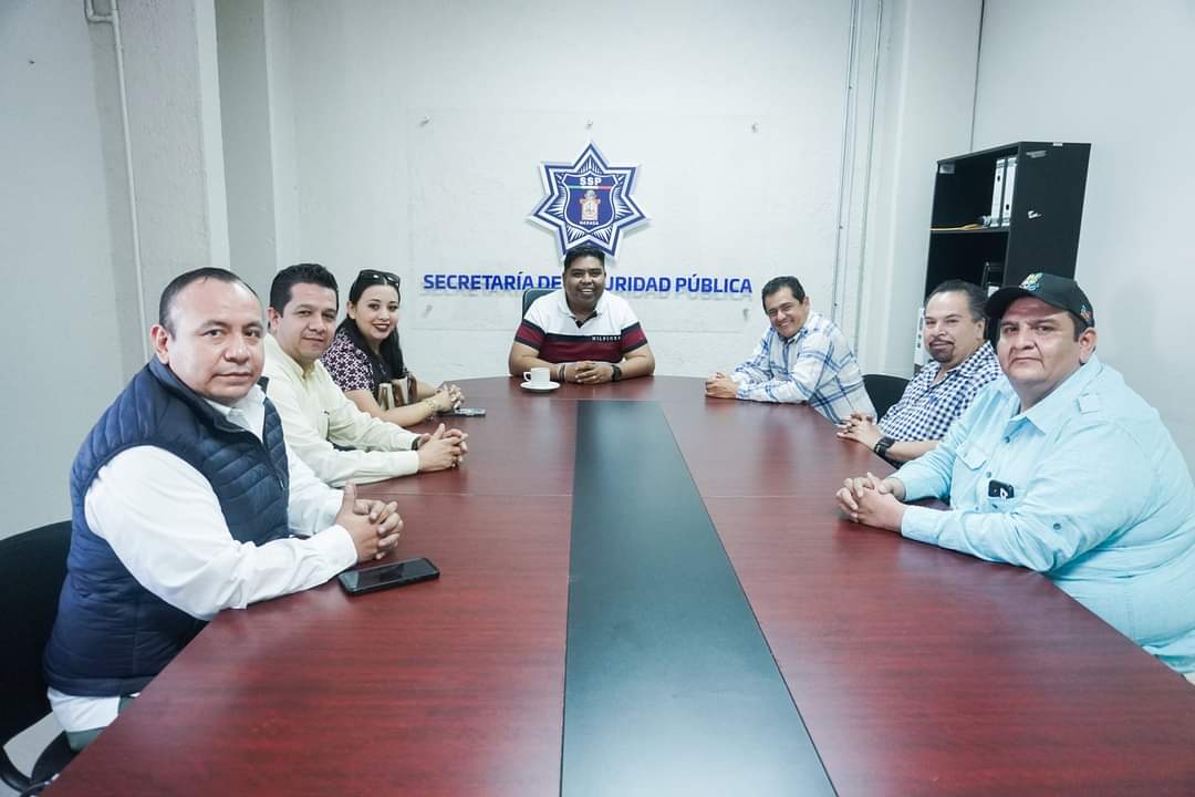 Omayorsspc's tweet photo. Visita del Lic. Jesús Ortega Marín presidente municipal de Acatlán de Pérez Figueroa quién sostuvo una reunión con el Oficial Mayor de la SSyPC el Lic. Eduardo F. Ximénez de Sandoval Fregoso para coordinar acciones en pro de dicho municipio. #gobiernodelestadodeoaxaca https://t.co/Px4BD0rf0h