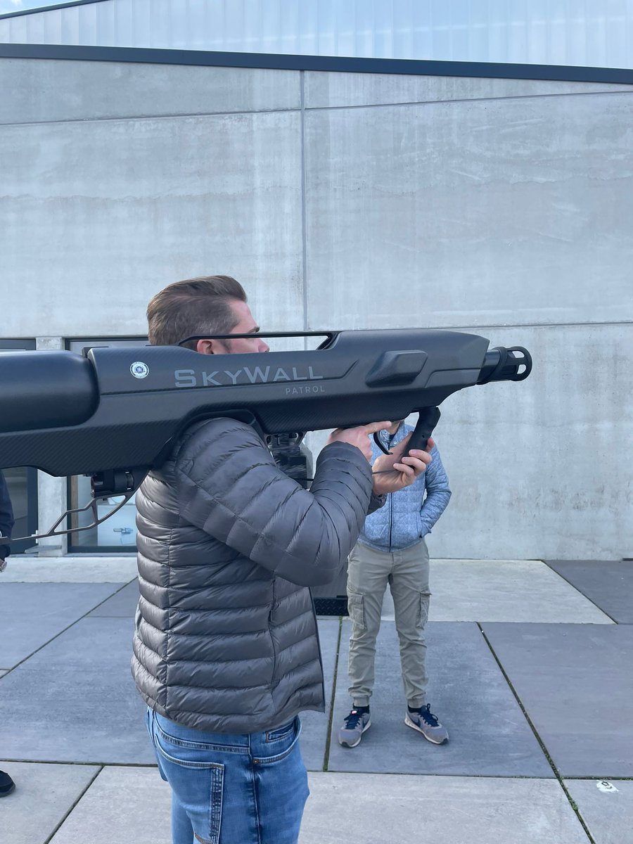 👉Schrijf je NU VLUG in!  
Alle info: bart.ramaekers@police.belgium.eu! 

NIEUWE OPLEIDING tot UAS State Operator (Dronepiloot) feb-april in onze Politieschool.
Ervaren monitoren leren jullie alle vaardigheden aan om met een UAS aan de slag te gaan in de veiligheidsdiensten.