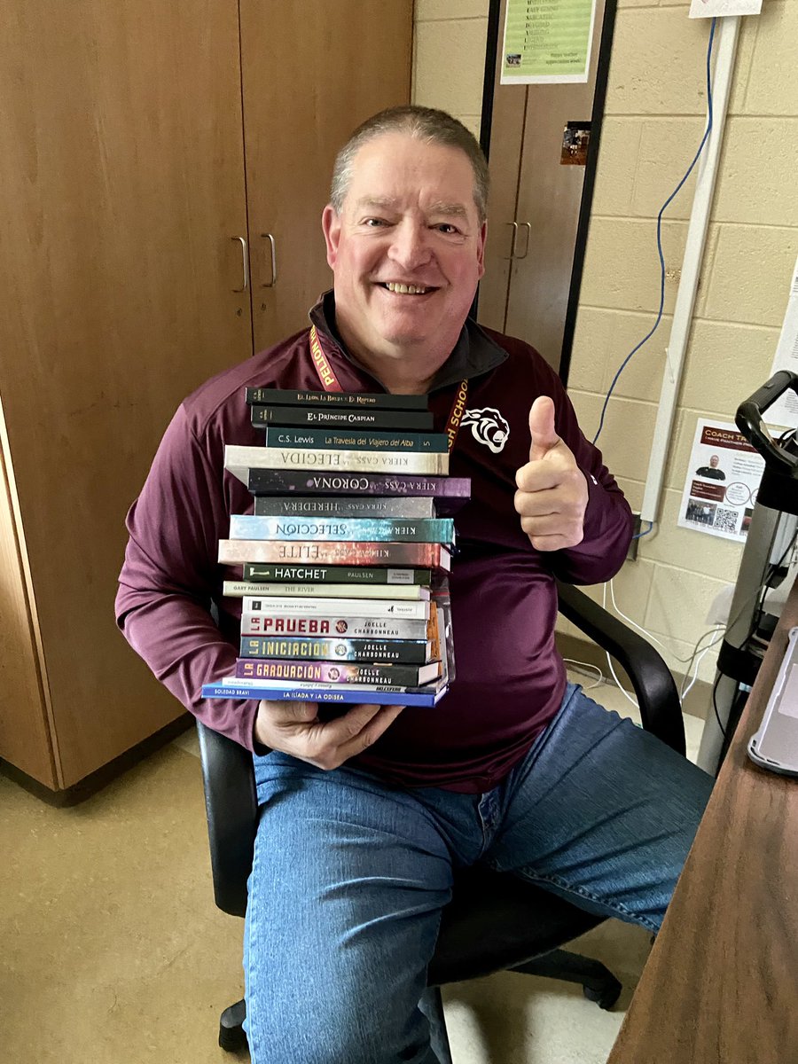 MrsBMcCormick's tweet photo. Today we distributed the books we got through @LexingtonOne Bucks for Books grant! PHS English teachers and ELL teachers added high-interest series in English and Spanish to their classroom libraries for students to select during choice reading. #LoveReading 📚 https://t.co/jzEpdW0C3z