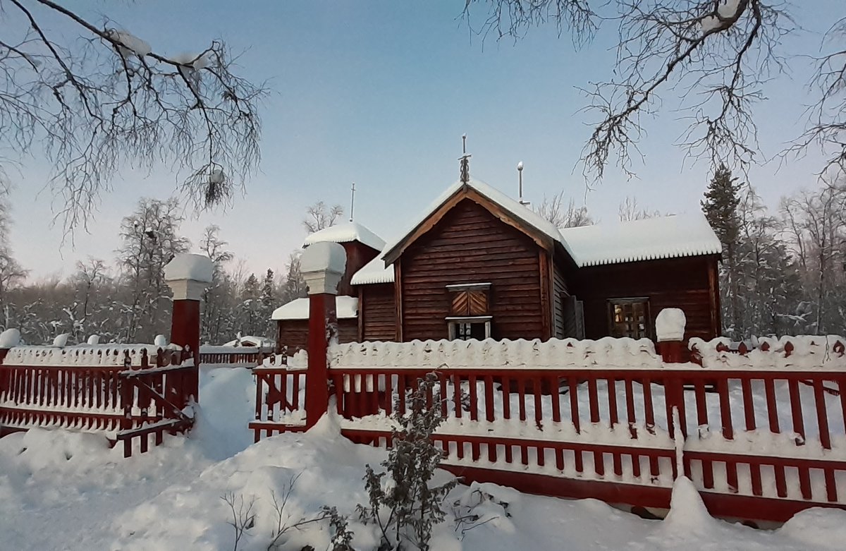 cristinapalomar's tweet photo. Després de set esgotadors quilòmetres caminant per la neu s'arriba a Pilepijavi, un petit assentament de kotes (típica construcció de fusta) coronat per una de les esglésies més antigues de Lapònia. #Inari🦌 #Lapland🎅 
#Samiland🥶 https://t.co/KjeECwAjBV