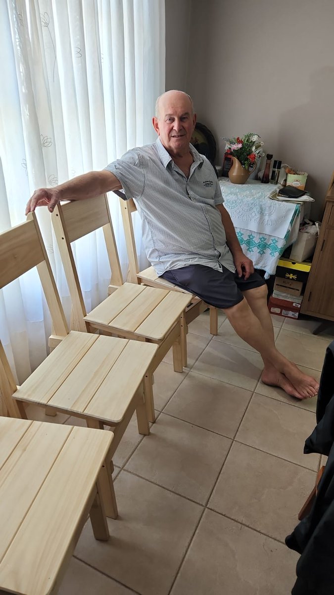 FernandoRoth94's tweet photo. Le dije a mi abuelo que me estaba armando un depto y me hizo cuatro sillas 🤗 https://t.co/iqabqU0Hxe