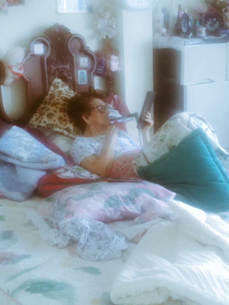 Azul2Joe's tweet image. Ella en sus redes sociales, bien lúcida a sus 91 y eso es bendición 🙏🏻💚🛐