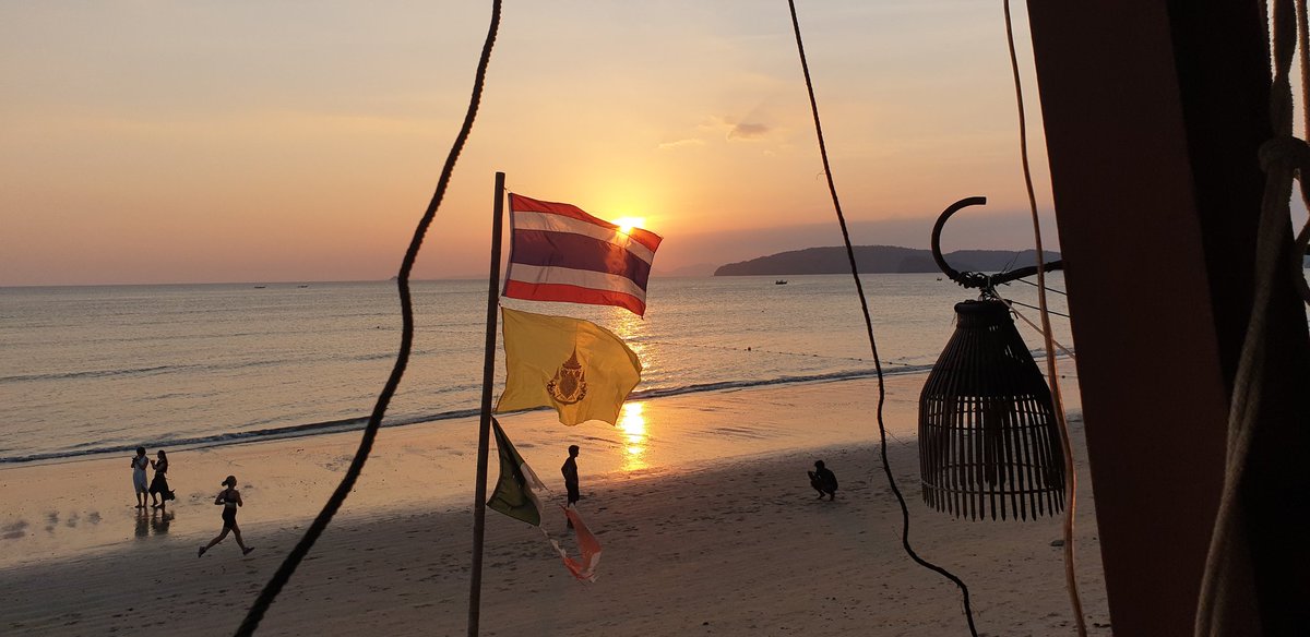 StovellAndy's tweet photo. @MaryleeBurman Sunny Thailand 🇹🇭 😎 https://t.co/eM7S1zxlPc