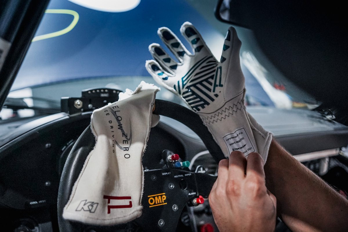 Only six days until the start of our ice driving season, and we hear the ice is looking excellent
New gloves for our clients too, kindly provided by @k1racegear 🥳
Find out more about Below Zero on our website belowzeroicedriving.com

#tuthillporsche #porsche911 #asitwasintended