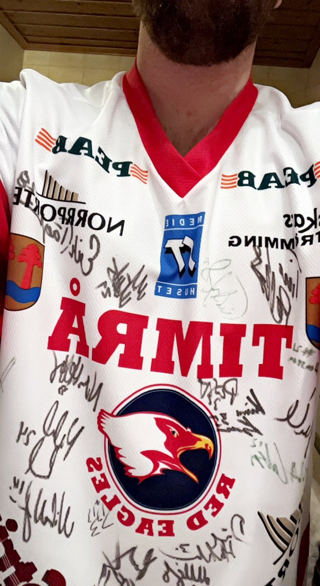 Saaaalle's tweet photo. Man kämpar på med allaaaa typer av mönsterbryt man kan komma på. Ikväll blir det nya draget att se matchen i den här #tiken #desperat https://t.co/VNo9XKnRhj