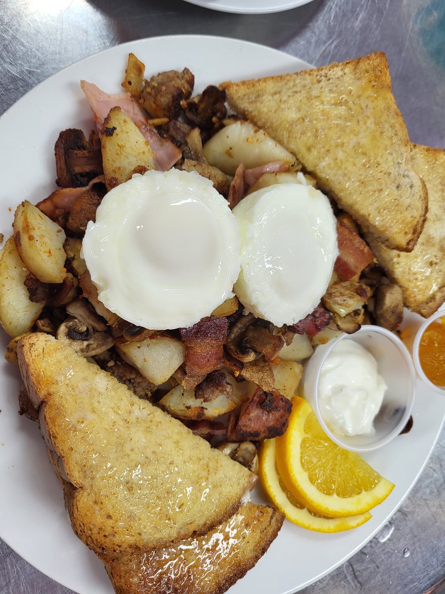 The Meat Medley! Our #breakfast menu is on inspireart.ca/inspire-cafe available Mon-Sat 9-11am #medhat