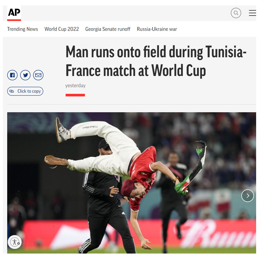 PACBI's tweet photo. #PACBIYearInReview: A fan invades the pitch with the Palestinian flag (and some acrobatics) in yet another expression of support for Palestinian rights during the men's #WorldCup.
The stadium erupted with chants of "Palestine."
https://t.co/Po2oMmMWUP
#Goal4Palestine https://t.co/tYL656sD2Y