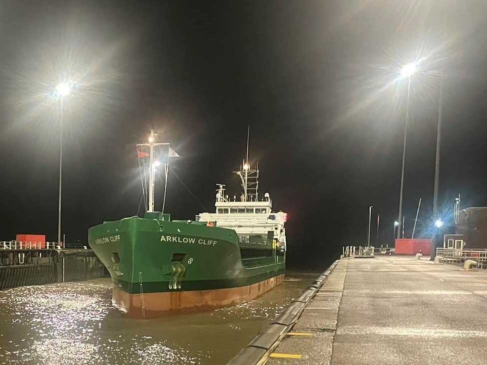 The first ship of 2023, Arklow Cliff which came sailing in at 01:36 on New Years Day. The ship departed last night at 21:20 for Ringaskiddy in Ireland, with an export of grain onboard. #bristolsglobalgateway #2023ready Picture credit: Pill Hobblers