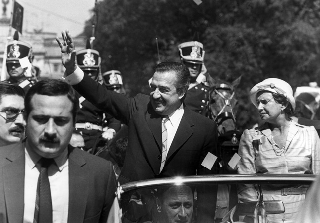 Hace 30 años Raúl Alfonsín ganaba las primeras elecciones generales en Argentina, convirtiéndose en el primer presidente democrático del país tras 7 años de una dictadura iniciada con el golpe de Estado de1976 (Fuerzas Armadas, empresariado, Iglesia católica).
