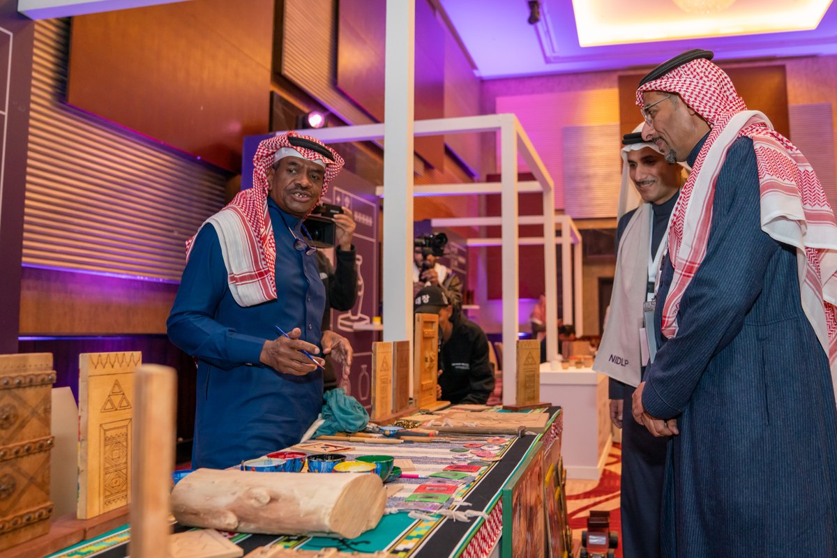 NIDLP_2030's tweet photo. برعاية معالي وزير الصناعة والثروة المعدنية الأستاذ بندر الخريف ومجموعة من القيادات في القطاع العام والخاص؛ سعدنا باستضافة 200 طالب وطالبة من جامعة MIT وكلية هارفرد لإدارة الأعمال في ليلة سعودية مميزة بفعاليات وطنية وعروض تقديمية.
#رؤية_السعودية_2030 
#نتكامل_لصناعة_المستقبل https://t.co/RyP1Dpqibr