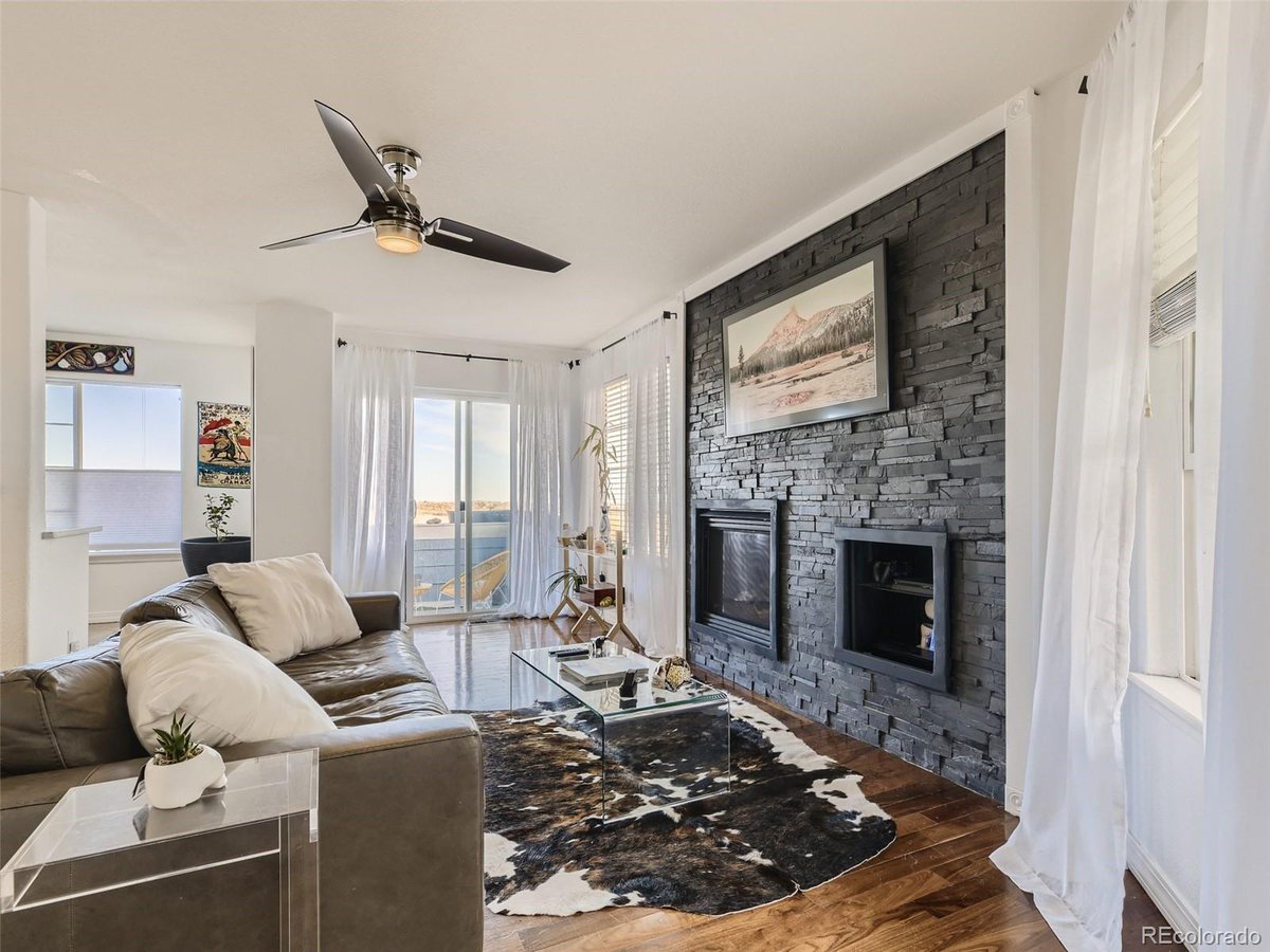 OpeningColorado's tweet image. This 2 bed and 3 bath won't be on the market for long. Call, text or direct message me for details!  cpix.me/l/161065689