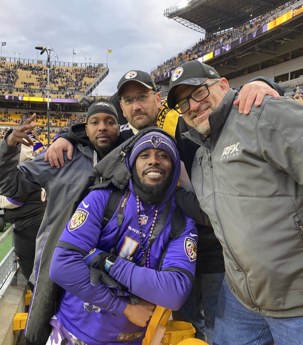Uncle_JimmyD's tweet photo. My man made the mistake of flying that flag in Pittsburgh next to me. I called ⁦Najee and told him about it.  Najee said, “Jimmy, I got you man”.  

Damn ⁦⁦@ohthatsNajee22⁩ , I didn’t know you meant it like that.  My man 💪🏼🖤💛

⁦@steelers⁩ #Herewego https://t.co/me4JGxXcGY