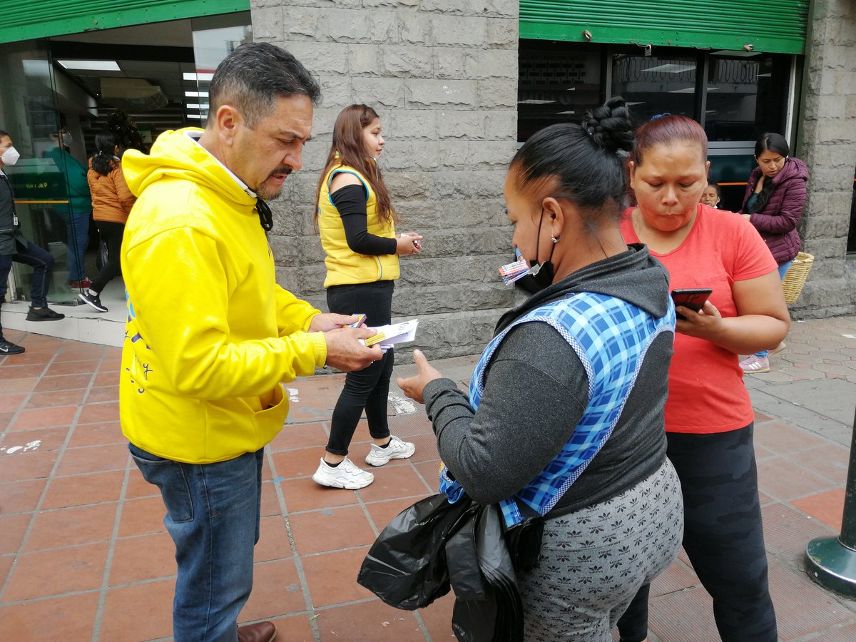 MarioVCastroQ's tweet photo. Visitar los barrios de #Cuenca es una prioridad para nosotros. Hoy recorrimos el Centro Histórico y constatamos los principales problemas del sector, como inseguridad y desorganización.
Por una #CiudadSegura #MarioCastroAlcalde https://t.co/Ovtbu3NMtX