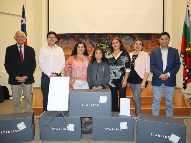 Enseña Chile (@ensenachile) on Twitter photo ¡Grandes noticias! Enseña Chile y el <a href="/daemcanete/">DAEM Cañete</a> firmaron un convenio que proveerá 7 antenas satelitales #Starlink a escuelas rurales sin conectividad, como parte del proyecto <a href="/unlimit_ed_edu/">UnlimitED</a> 📡.
Lee la nota completa en <a href="/ChillanOnline/">ChillanOnline</a>: bit.ly/3vFJVVv
#añoescolar2023 ¡Grandes noticias! Enseña Chile y el <a href="/daemcanete/">DAEM Cañete</a> firmaron un convenio que proveerá 7 antenas satelitales #Starlink a escuelas rurales sin conectividad, como parte del proyecto <a href="/unlimit_ed_edu/">UnlimitED</a> 📡.
Lee la nota completa en <a href="/ChillanOnline/">ChillanOnline</a>: bit.ly/3vFJVVv
#añoescolar2023