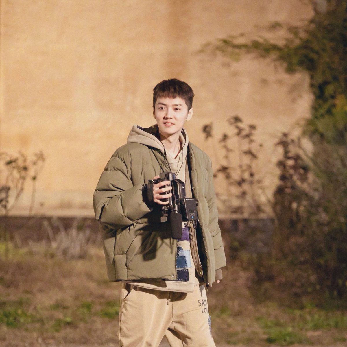 #hunhan au kung saan isang travel vlogger si sh with a hidden agend at cameraman/bff naman niya si lh. 

“lu, tara date— este travel vlog tayo”