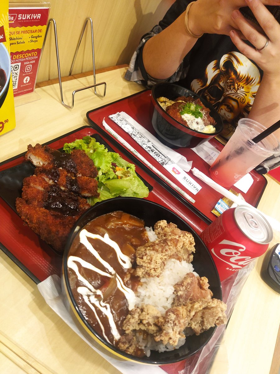 poisonfists's tweet photo. Tô num date com um homem gostoso https://t.co/9O9gCm1Ei6