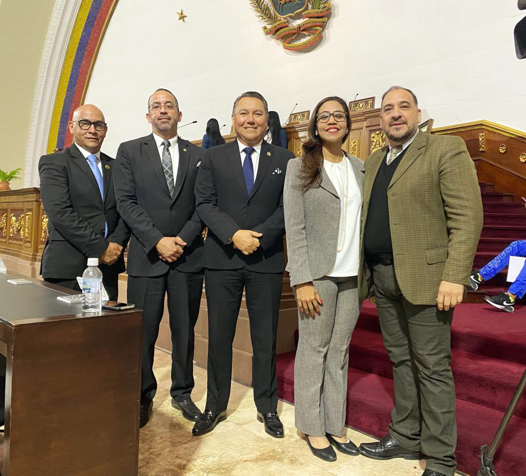 JAVIERBERTUCCI's tweet photo. De la mano de Dios y de nuestros electores damos inicio al período parlamentario 2023-2024. En nuestra fracción de @ElCambioVE estamos comprometidos con la defensa de la vida, la familia y las libertades fundamentales de los ciudadanos de la República.

¡Vienen días mejores! https://t.co/SE2qxgm9Ig