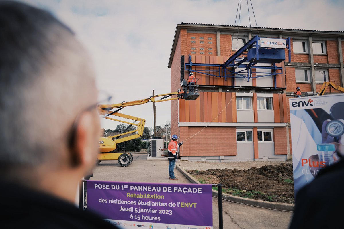 SebVincini's tweet photo. Aux côtés de @PrefetOccitanie, @Occitanie, @Toulouse pour la pose du 1er panneau de la façade de la résidence étudiante @env_toulouse. Projet porté par le #GroupeDesChalets auquel la @HauteGaronne participe à hauteur de 254 000 €.
👉 Un partenariat au service des étudiants ! https://t.co/0TQx4zroqq