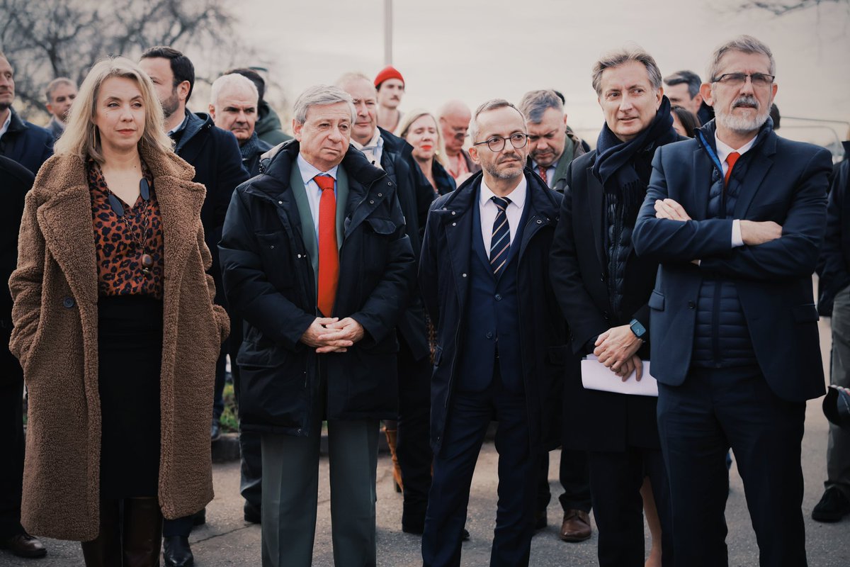 SebVincini's tweet photo. Aux côtés de @PrefetOccitanie, @Occitanie, @Toulouse pour la pose du 1er panneau de la façade de la résidence étudiante @env_toulouse. Projet porté par le #GroupeDesChalets auquel la @HauteGaronne participe à hauteur de 254 000 €.
👉 Un partenariat au service des étudiants ! https://t.co/0TQx4zroqq