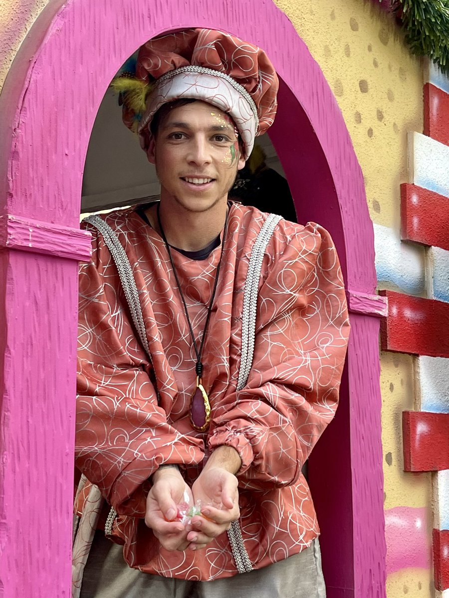 minutoes's tweet photo. Como un mago más el atacante del @AlgecirasCF Álvaro Romero desfila en la cabalgata de la ciudad en la que es rey @Varo7r https://t.co/EaKknOfTYT