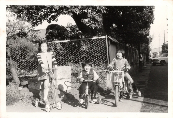 昭和なつかし写真

1975年(昭和50年)前後の平塚にて
左から、ローラースルーGOGOの姉、三輪車の従兄弟、補助輪付き自転車のオレ 