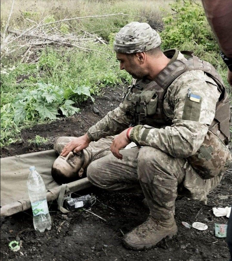 TataHortitsa's tweet photo. Як боляче...💔🖤....
Низький уклін Вам, Рідненькі Наші Захисники!
-------------
Бахмут. Ціна кожного метру землі. 
Фото Emanuele Satolli. https://t.co/SUsPwgLEMa