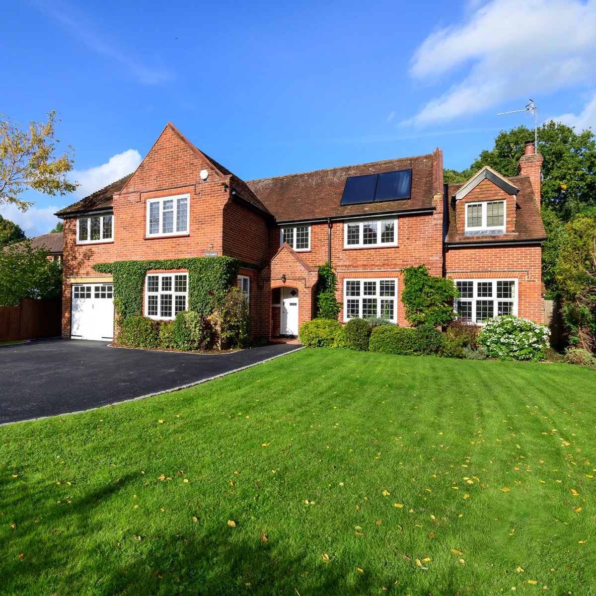 This fantastic five bedroom property successfully exchanged in just seven weeks from securing an offer, despite the intervening Christmas holidays. We are delighted to have achieved this success for our clients. #BurnsandWebber #Cranleigh