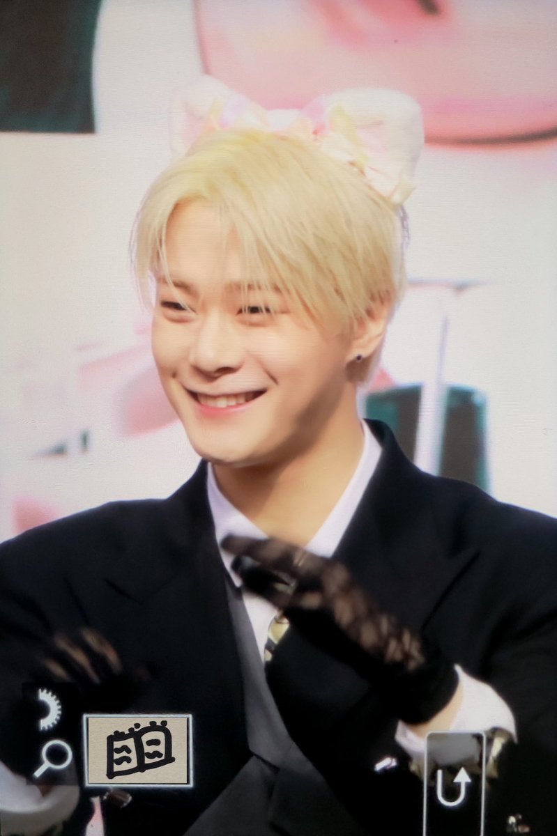 Binstory_0126's tweet photo. 230105 메이크스타 팬싸 

오늘 진짜 무슨 일이야…🥹왜이러게 귀엽냐고🥹🤧🫶🏻

#문빈 #아스트로 #ASTRO #MOONBIN https://t.co/bPNSGnZa97