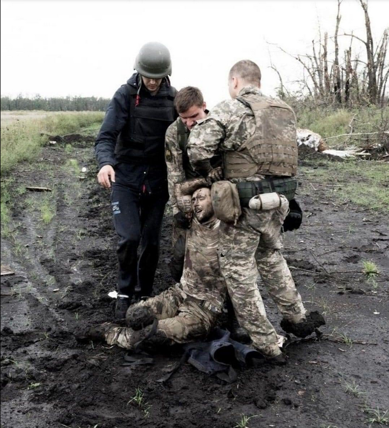 TataHortitsa's tweet photo. Як боляче...💔🖤....
Низький уклін Вам, Рідненькі Наші Захисники!
-------------
Бахмут. Ціна кожного метру землі. 
Фото Emanuele Satolli. https://t.co/SUsPwgLEMa