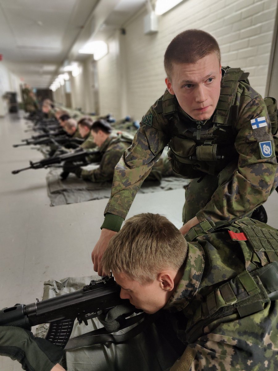 PanssariPR's tweet photo. – Hyvä #varusmiesjohtaja auttaa alokkaita sopeutumaan palvelusarkeen. Hän luo esimerkillään ja valvonnallaan alaisilleen ilmapiirin, jossa kaikki tulevat toimeen keskenään, eikä kukaan jää ulkopuolelle, kertoo #2pshk #alikersantti Knut Hackzell.
#alokkaat #parhp #pspr #maavoimat https://t.co/BVjfAqKy4b