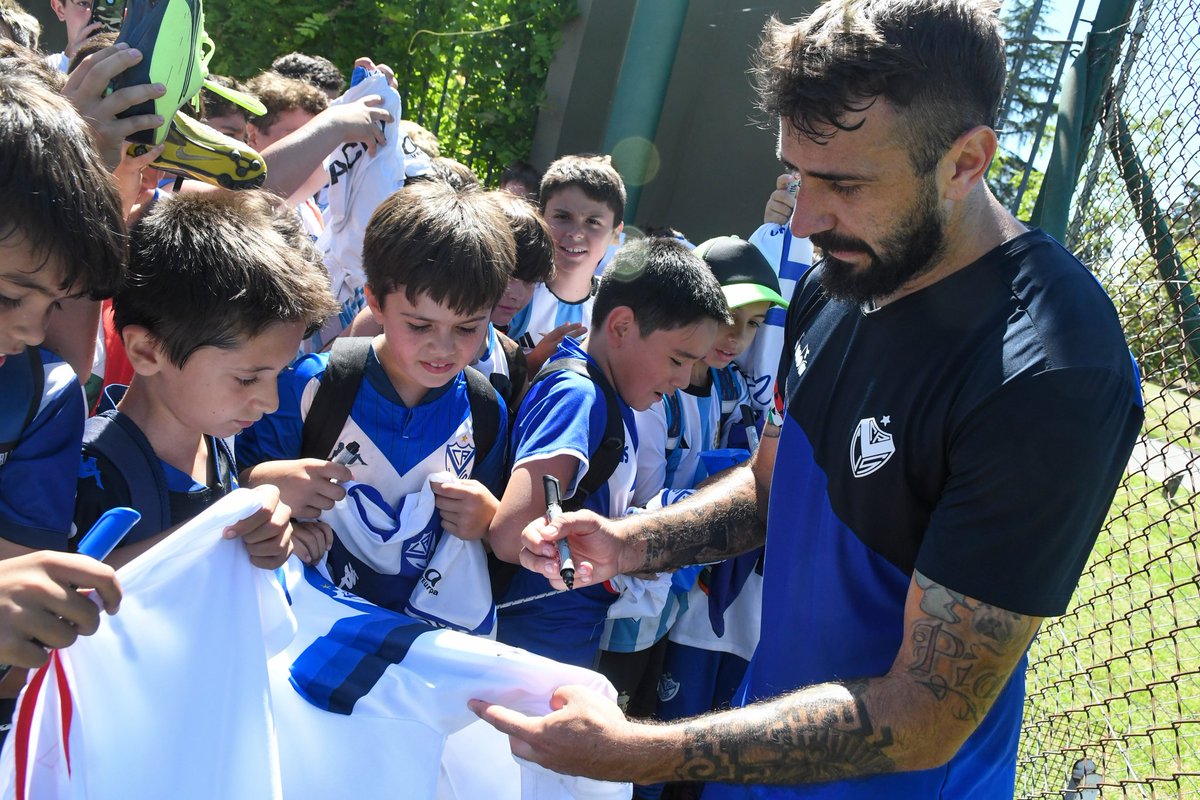 Velez's tweet photo. ⚽💙 Más de 80 chicos y chicas del Campus de Verano en #Vélez realizaron esta mañana la actividad en la Villa Olímpica, dónde además, visitaron a los jugadores para llevarse un recuerdo inolvidable.

Anotate en ▶️ https://t.co/PuXvvXKWCu

👨🏻‍💻 https://t.co/imyvU0uQpc https://t.co/NFb9zu0ZPn