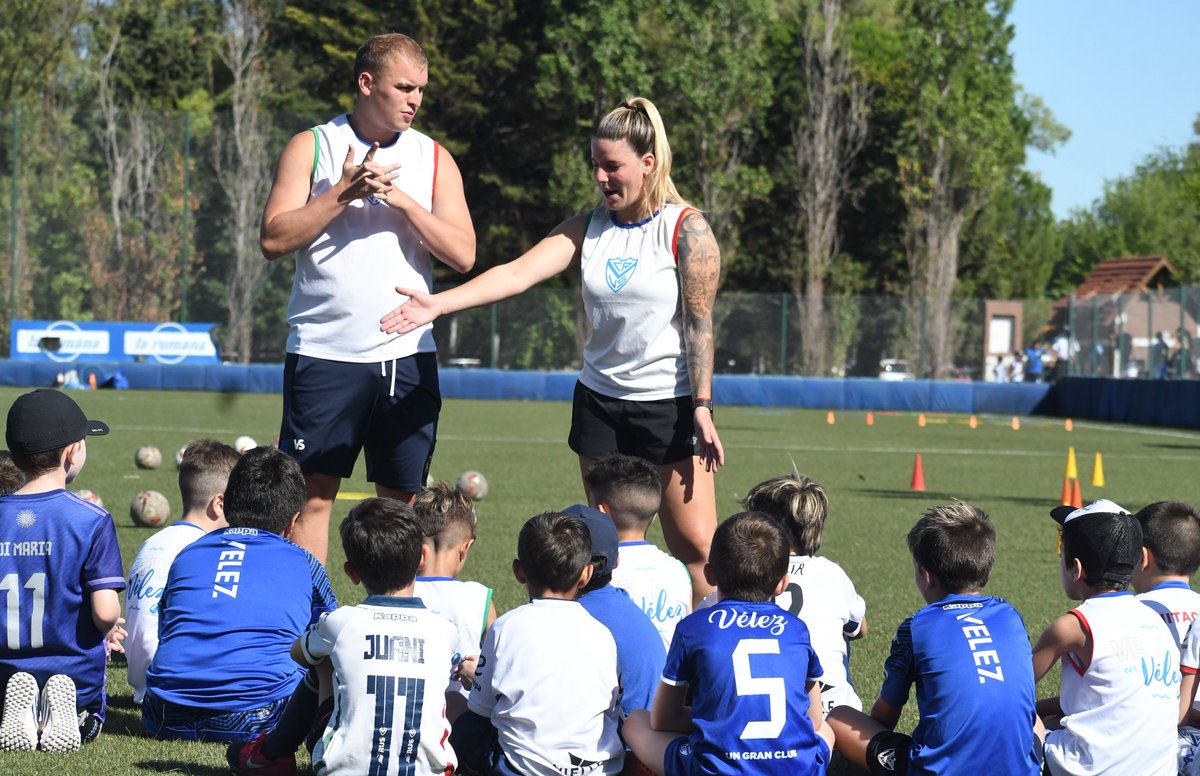Velez's tweet photo. ⚽💙 Más de 80 chicos y chicas del Campus de Verano en #Vélez realizaron esta mañana la actividad en la Villa Olímpica, dónde además, visitaron a los jugadores para llevarse un recuerdo inolvidable.

Anotate en ▶️ https://t.co/PuXvvXKWCu

👨🏻‍💻 https://t.co/imyvU0uQpc https://t.co/NFb9zu0ZPn