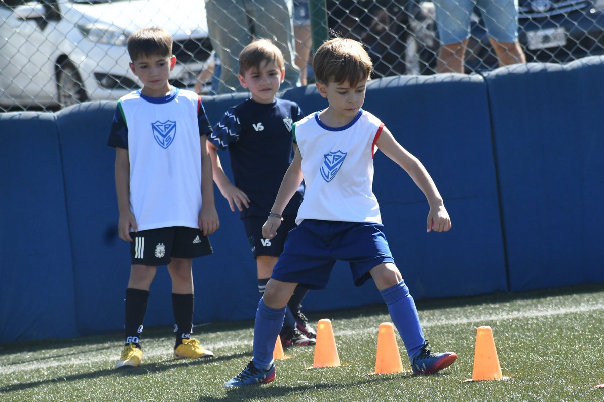 Velez's tweet photo. ⚽💙 Más de 80 chicos y chicas del Campus de Verano en #Vélez realizaron esta mañana la actividad en la Villa Olímpica, dónde además, visitaron a los jugadores para llevarse un recuerdo inolvidable.

Anotate en ▶️ https://t.co/PuXvvXKWCu

👨🏻‍💻 https://t.co/imyvU0uQpc https://t.co/NFb9zu0ZPn