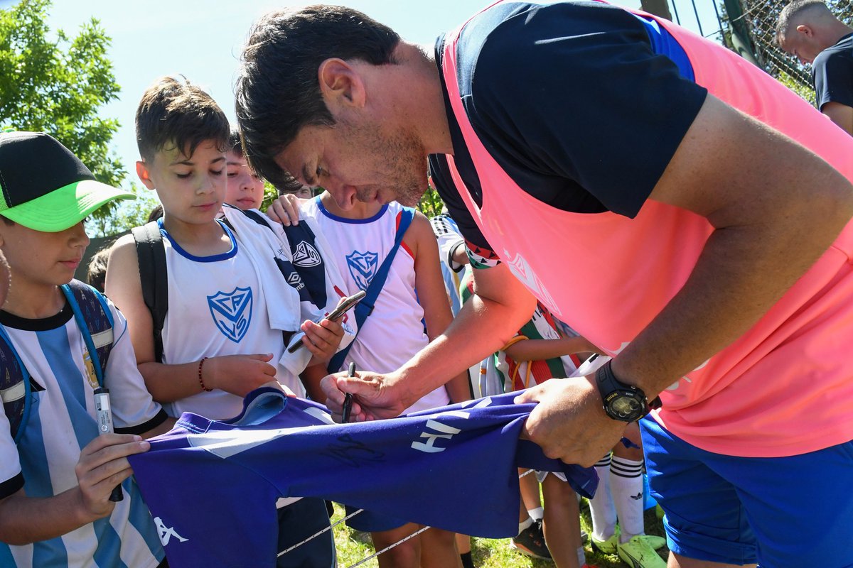 Velez's tweet photo. ⚽💙 Más de 80 chicos y chicas del Campus de Verano en #Vélez realizaron esta mañana la actividad en la Villa Olímpica, dónde además, visitaron a los jugadores para llevarse un recuerdo inolvidable.

Anotate en ▶️ https://t.co/PuXvvXKWCu

👨🏻‍💻 https://t.co/imyvU0uQpc https://t.co/NFb9zu0ZPn