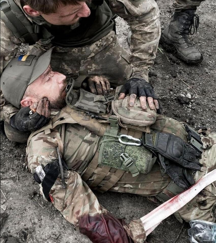 TataHortitsa's tweet photo. Як боляче...💔🖤....
Низький уклін Вам, Рідненькі Наші Захисники!
-------------
Бахмут. Ціна кожного метру землі. 
Фото Emanuele Satolli. https://t.co/SUsPwgLEMa