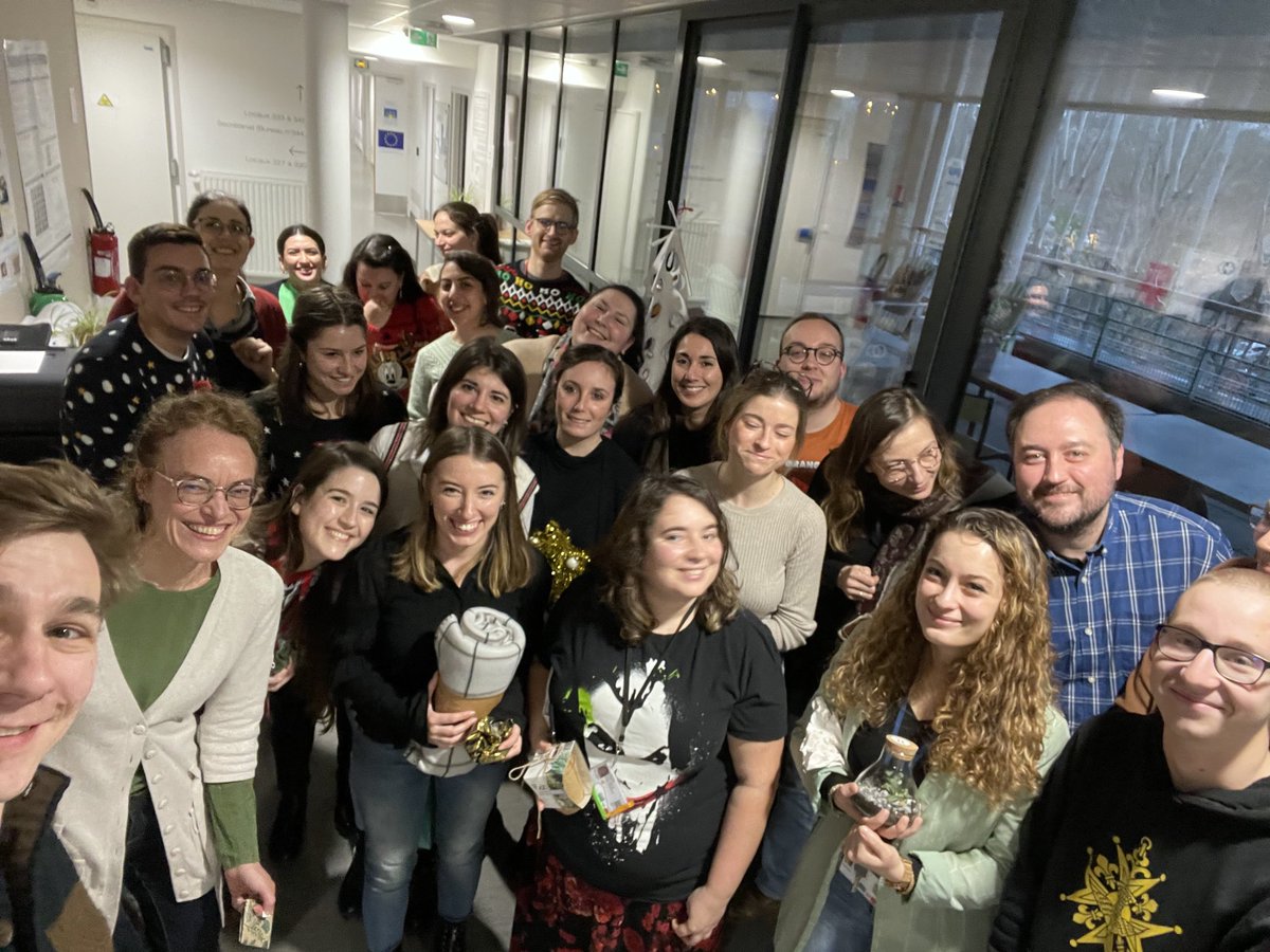 Secret Santa at the #Resinfit lab ⁦@unilim⁩ ⁦<a href="/Inserm/">Inserm</a>⁩ ⁦<a href="/CHULimoges/">CHU de Limoges</a>⁩ to celebrate the Happy New Year 🥳🎁🎉