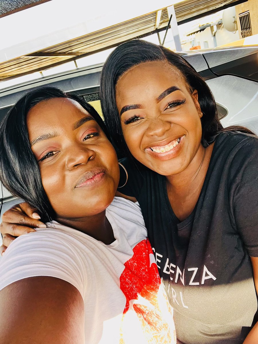 NyeletiNaleeiN1's tweet photo. Y'all👋👋, meet Khomotso, a lady who came to my rescue after i was been mocked by many of you here on Twitter about my 'frontal'/'weave'...instead of her making jokes out of the post she offered her services to fix my frontal for free❤️❤️..Queens for queens in the queendom..❤️❤️ https://t.co/8akma2S3fx
