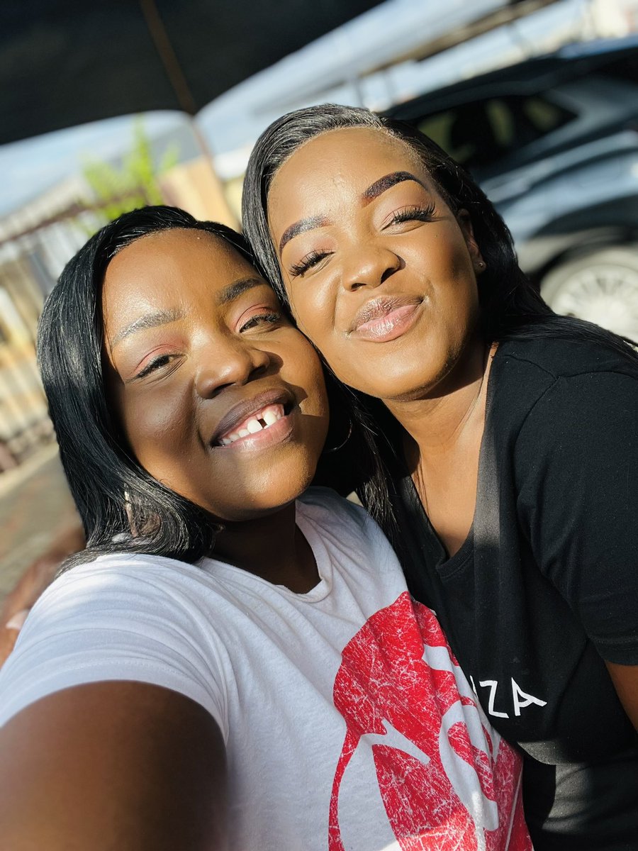 NyeletiNaleeiN1's tweet photo. Y'all👋👋, meet Khomotso, a lady who came to my rescue after i was been mocked by many of you here on Twitter about my 'frontal'/'weave'...instead of her making jokes out of the post she offered her services to fix my frontal for free❤️❤️..Queens for queens in the queendom..❤️❤️ https://t.co/8akma2S3fx