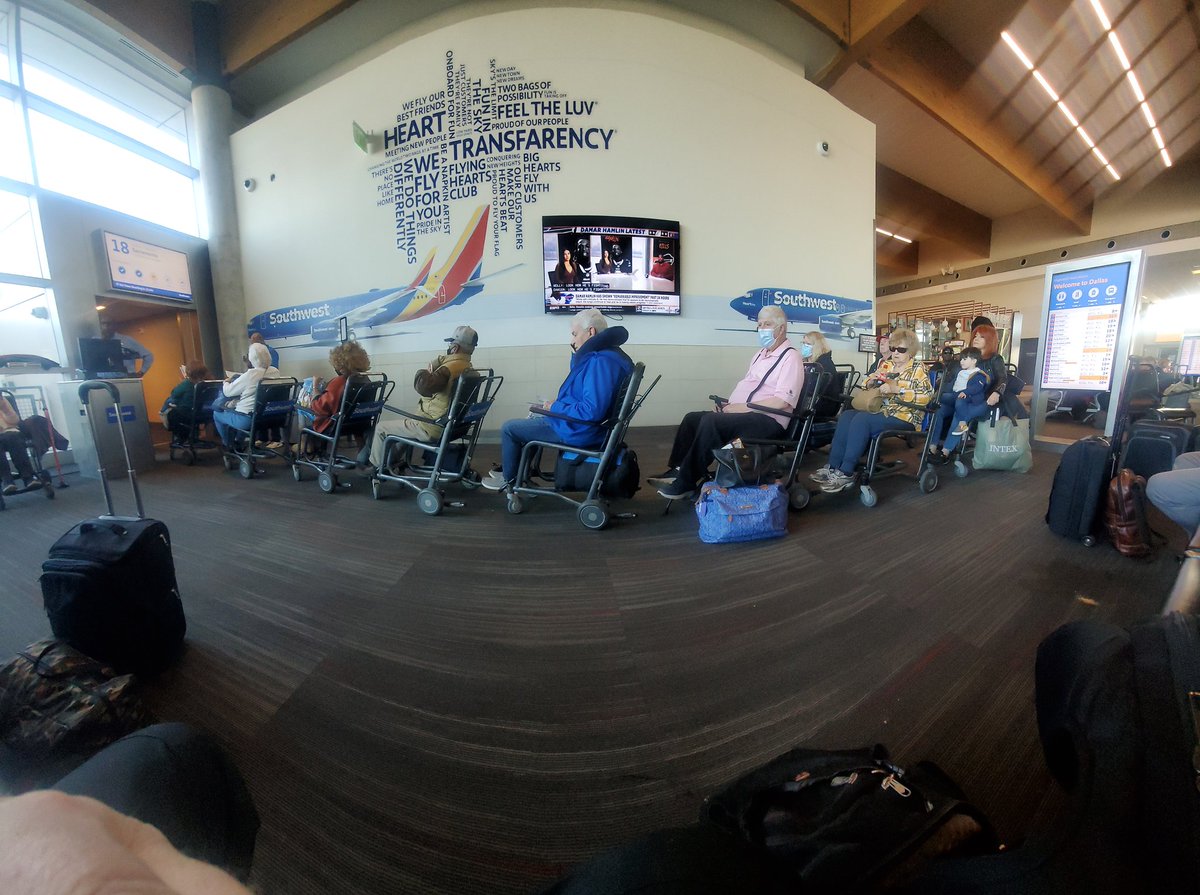 916Maverick's tweet photo. #Kudos Captain flight 327 out of DAL came out and helped push wheelchairs. #leadership #GiveCreditWhereCreditIsDue
@SouthwestAir https://t.co/wNsis3rAsp