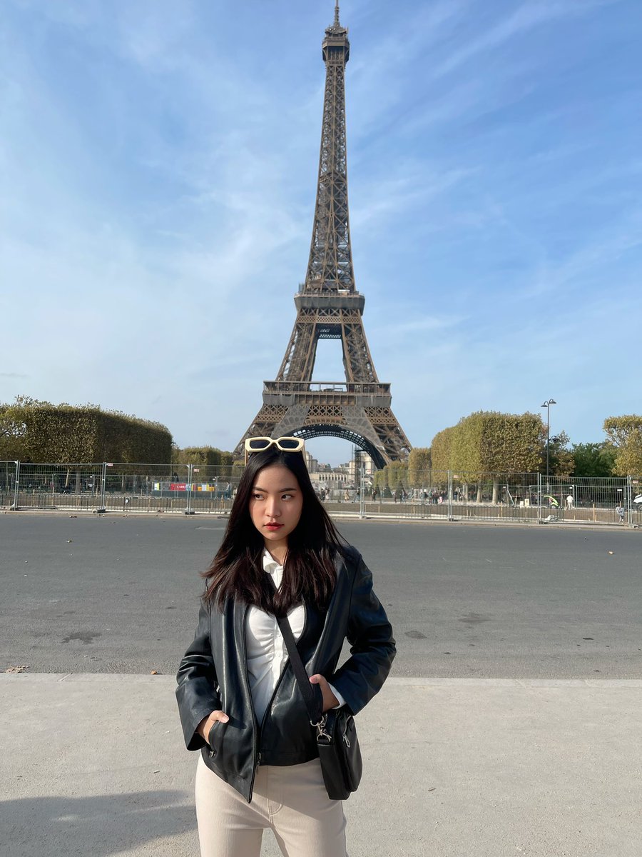 Qoqoo0's tweet photo. Omg I totally forgot about the Selca day today 😅
I'm kinda running out of time now...
But I remembered that Incz was in Paris not long ago so I'm picking this one~~ ^^
#lalaincz
#GHGHSELCADAY #GHSD #GHGHPROJECT #GhostHostGhostHouse https://t.co/y7pzd5R4O8