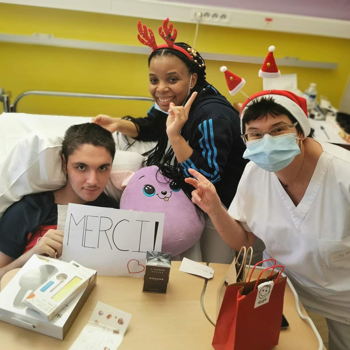 Institut Curie (@institut_curie) on Twitter photo Au service des Adolescents et Jeunes Adultes, la hotte du Père Noël continue de se vider, au fil des admissions et des fins de traitements ! Merci à <a href="/AXAFrance/">AXA France</a>, <a href="/weareaida/">Aïda</a>, Service et amitié, <a href="/Magiehopital/">Magie à l'hôpital</a> pour leur générosité, et aux équipes soignantes toujours présentes ❤ Au service des Adolescents et Jeunes Adultes, la hotte du Père Noël continue de se vider, au fil des admissions et des fins de traitements ! Merci à <a href="/AXAFrance/">AXA France</a>, <a href="/weareaida/">Aïda</a>, Service et amitié, <a href="/Magiehopital/">Magie à l'hôpital</a> pour leur générosité, et aux équipes soignantes toujours présentes ❤
