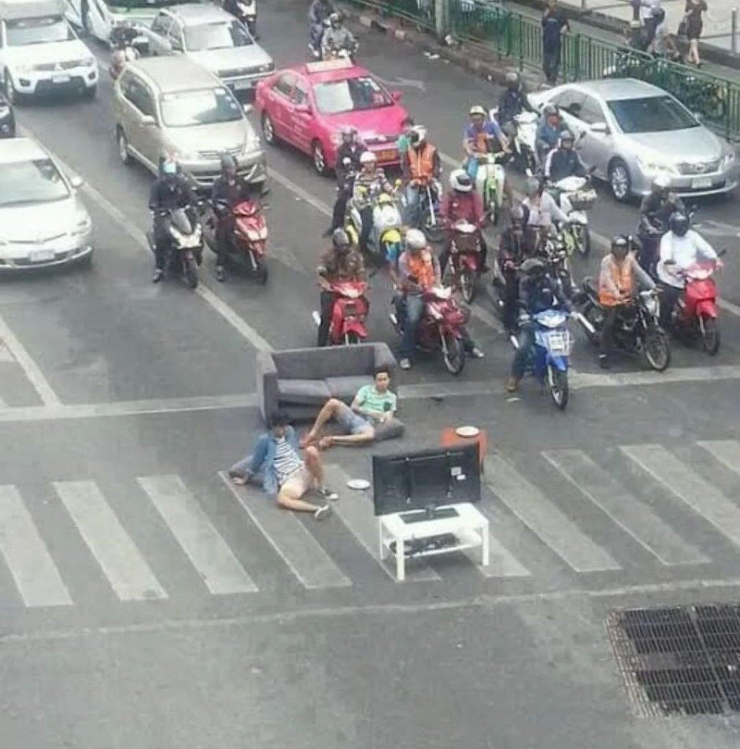 sekitarbandung_'s tweet photo. Kondisi kalau nungguin lampu merah ganti ijo di jalan kircon bandung.. bisa namatin drakor reborn ricis https://t.co/uDDZAWedyS