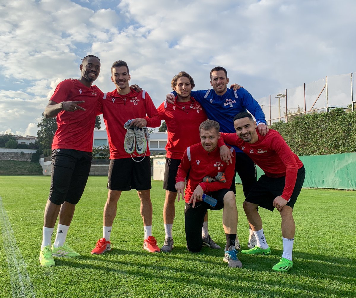 FCSion's tweet photo. 😃 Le premier entraînement s'est terminé avec le sourire sous le soleil espagnol 🇪🇸

#FCSion #TousEnsemble❤️🤍 https://t.co/ZiXKvQS5bD