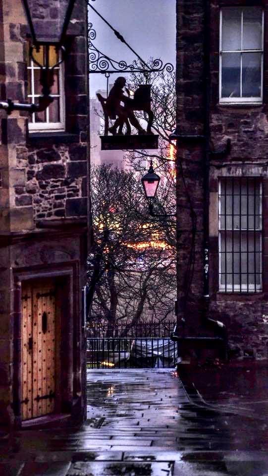Have a nice evening 💙🏴󠁧󠁢󠁳󠁣󠁴󠁿
#writersmuseum 
#edinburgh 
#scotland