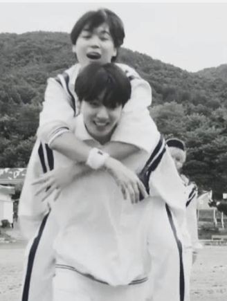 kookminplease13's tweet photo. "Solo le pido al silencio todo el ruido que una vida sin ti no me puede dar" https://t.co/slCvxOJ9mi