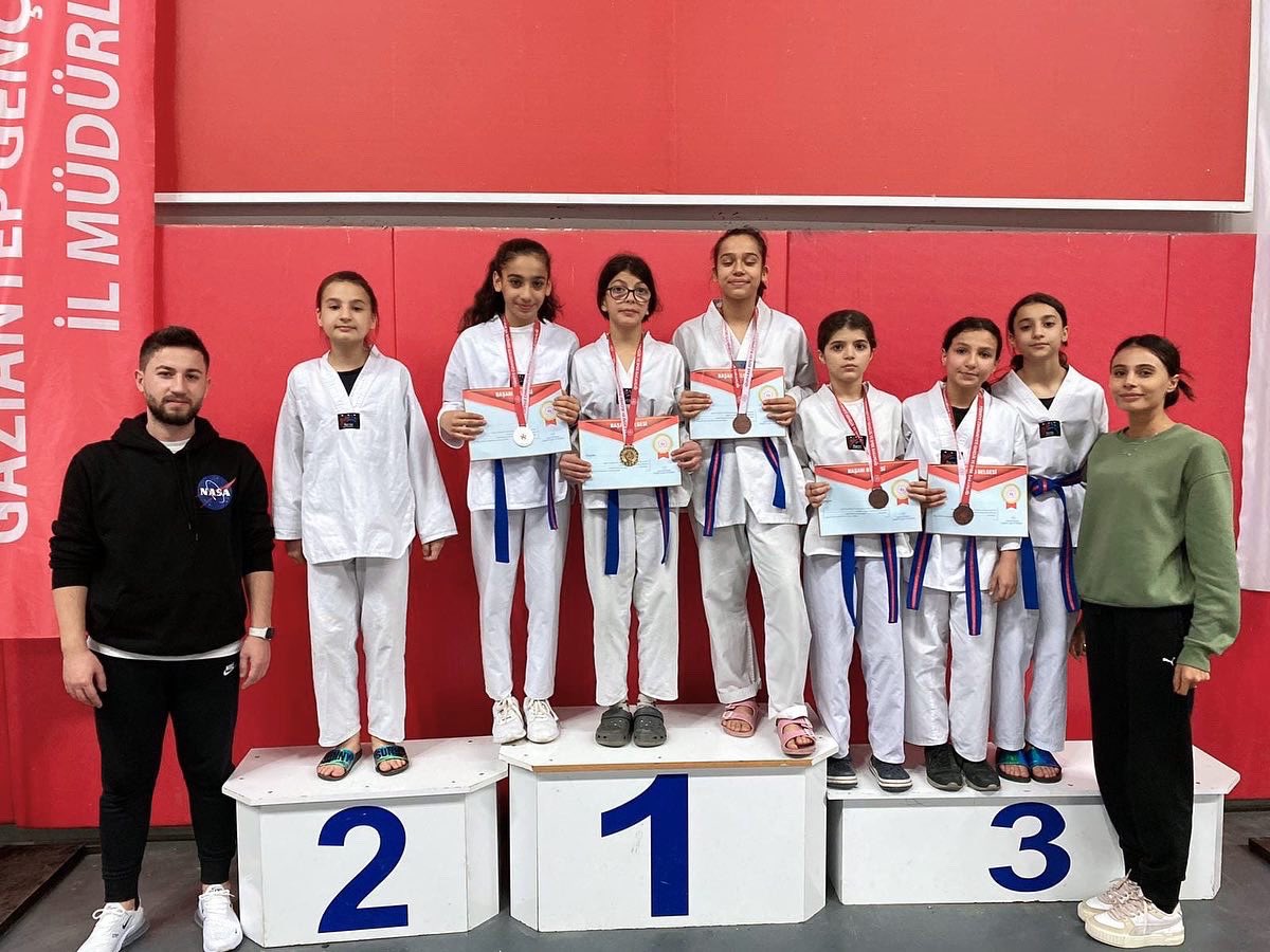 MavikentO's tweet photo. Bugün yapılan Taekwondo okullararası il müsabakalarında okulumuz öğrencileri ;
Yağmur süpürgeci  1.
Şükran Gülistan Aksu. 2. 
Tuğba Şahin  3. 
Zeynep Gören 3. 
Mayanur Gez 3. 
Elif naz Pelen 3.
Miray Öztürk 2. 
Olmuşlardır. 🥳👏🏼🎉 @gul_davut @yasintepe @erdalkilinc27 https://t.co/v1fyvP5RIO