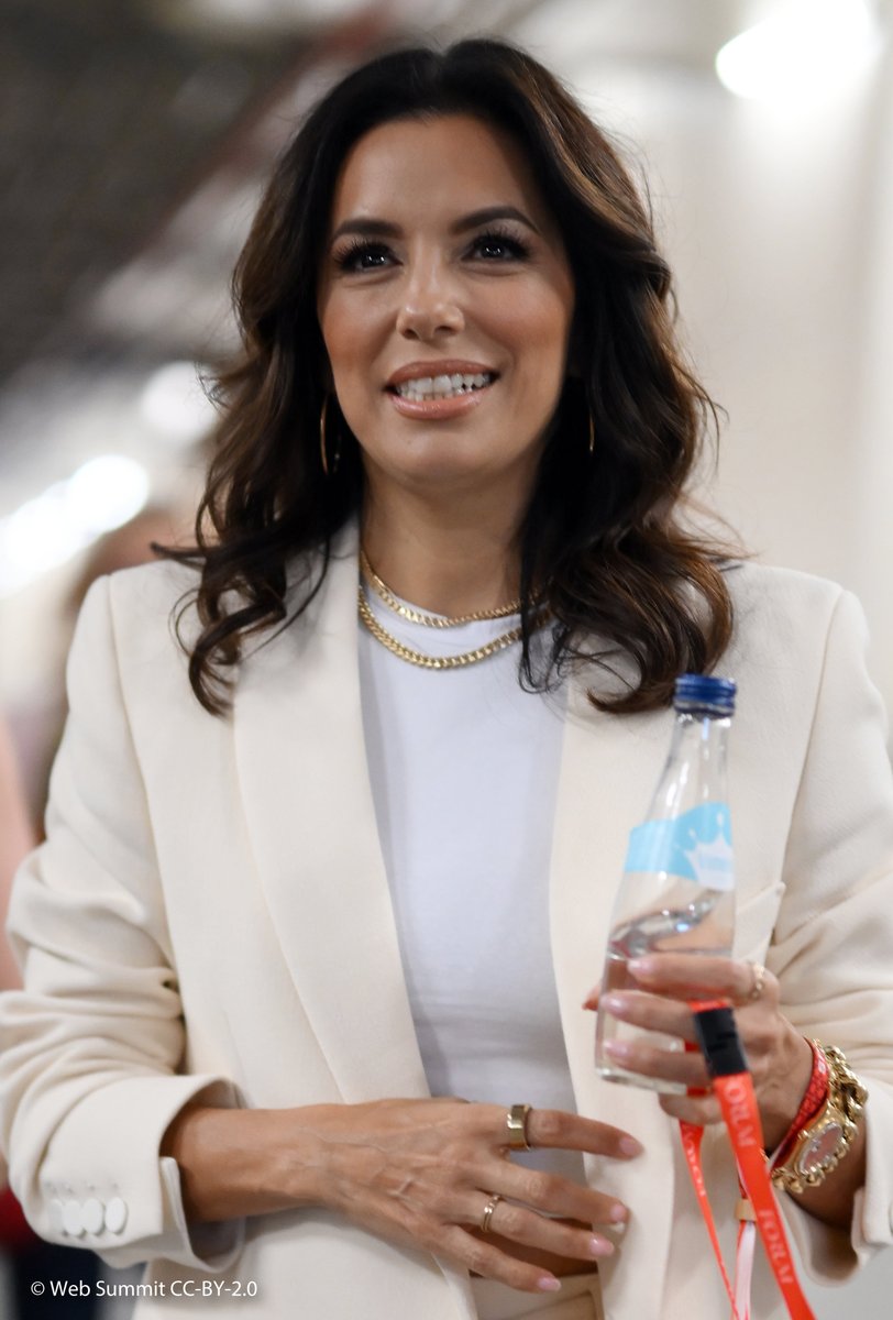 AdamaToulon's tweet photo. #ThrowbackThursday with our WWHA 2019 nominee #EvaLongoria 💎
She stands up with #LOrealParis, @righttobeorg and @fondationfemmes against #streetharassment in the Stand Up Campaign 💪
🔗 https://t.co/mKUwIasDxu
#tbt #news #westandup #worthit #righttobe #worldwomenheroesawards https://t.co/DTwS8wTJCs