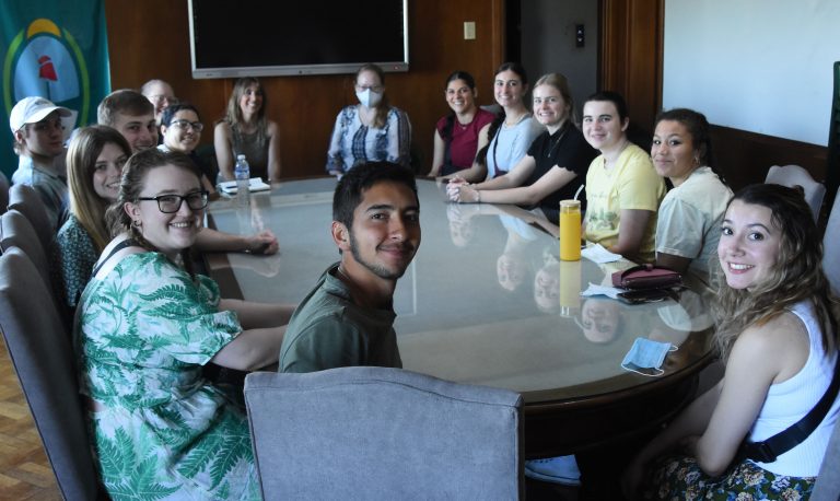 MinSaludMza's tweet photo. 👉 Salud recibió la visita de estudiantes de ciencias de la salud provenientes de Estados Unidos

Son 13 alumnos y dos profesores de la Universidad Baker que llegaron con el fin de vivenciar y observar las políticas de salud de nuestra provincia.

🔗 https://t.co/hKIlhMmUTm https://t.co/iRfusuvhNB