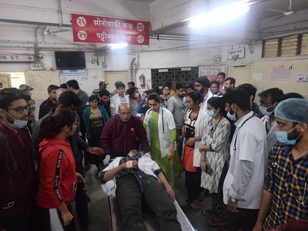 deekaaayyyy's tweet photo. Evening rounds on 5th January 7.30pm, a patient out of nowhere assaults and stabs a 1st year surgery resident with a knife on the neck behind his back.
Two surgery resident are injured, out of which one is severly injured and is undergoing operation.
📍 SVNGMC,YAVATMAL  (1/2) https://t.co/0mej6eUBb7