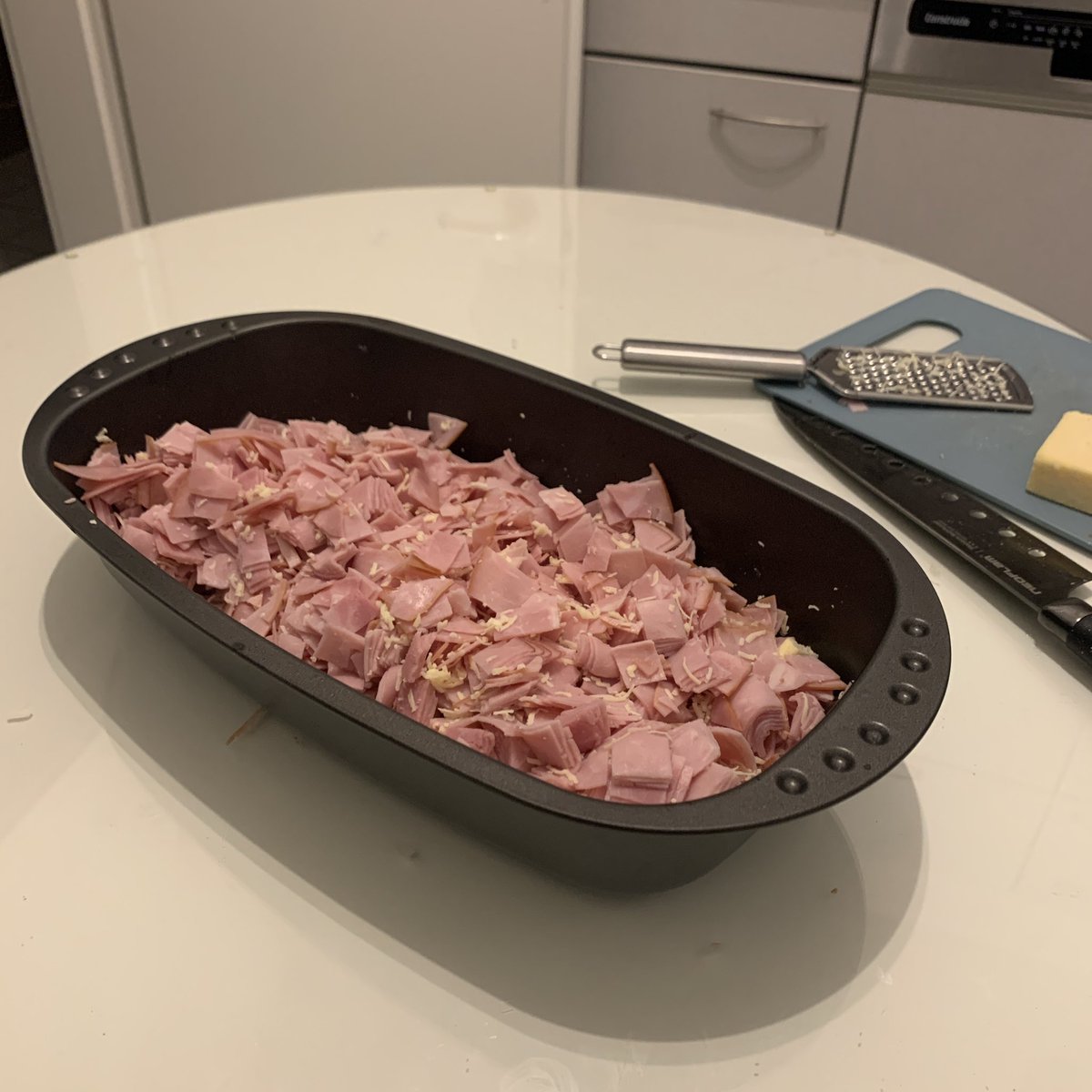 alexcio_'s tweet photo. Heute mal Schinken-Käse-Nudelauflauf. 800g Schinken #containert von vor paar Tagen. Traurig wenn man überlegt dass da wieder was gestorben ist, nur dass mans dann in die Tonne wirft. 😢
https://t.co/YNfoa5qusJ
#containern
#dumpstern https://t.co/LOLQZjOISY